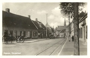 Ansichtkaart van de Dorpstraat in Hoeven