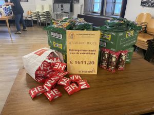 Voedselbank ontvangt Cheque van parochie