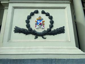 Wapen paus Leo XIV op basiliek Oudenbosch