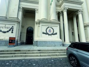 Wapen paus Leo XIV op basiliek Oudenbosch